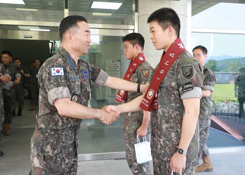 진영승 합참의장이 2일 육군 수도군단을 방문해 장병과 악수하며 격려하고 있다. 합동참모본부 제공