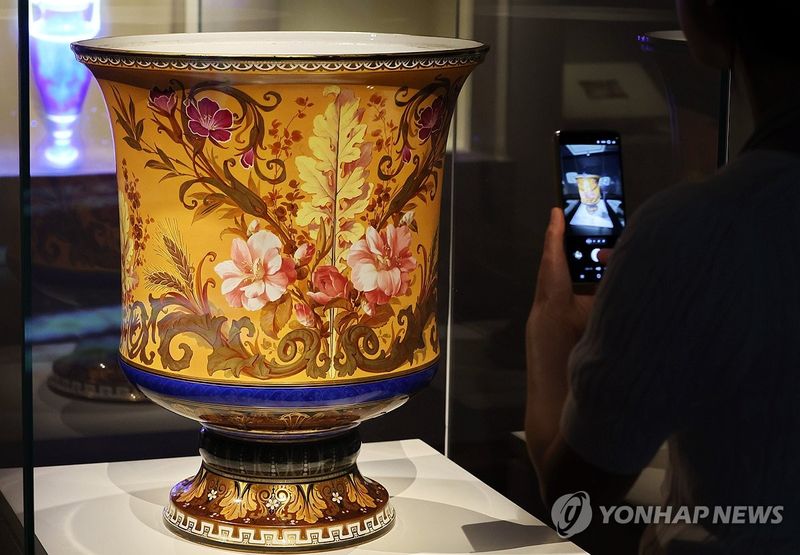 고종이 선물받은 '백자 채색 살라미나 병' (출처=연합뉴스)