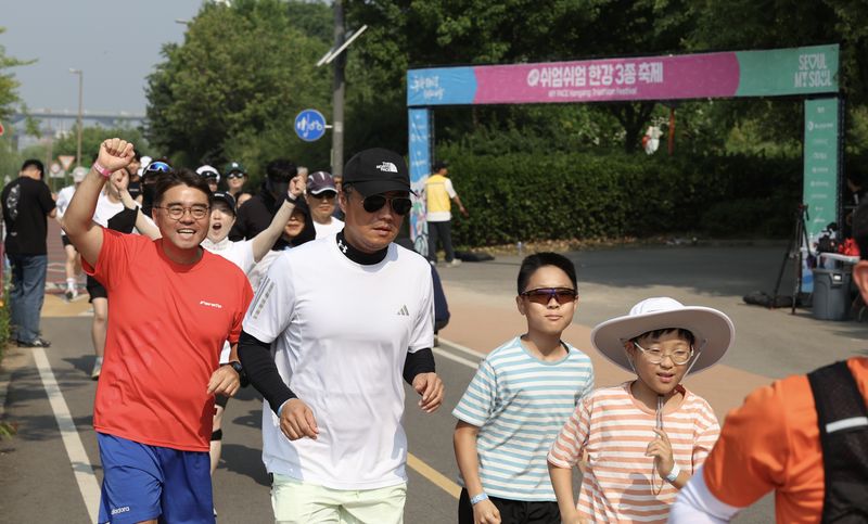 지난해 6월 서울 광진구 뚝섬한강공원에서 열린 쉬엄쉬엄 한강 3종 축제 10㎞ 달리기 출발점에서 참가자들이 출발하고 있다. 뉴시스