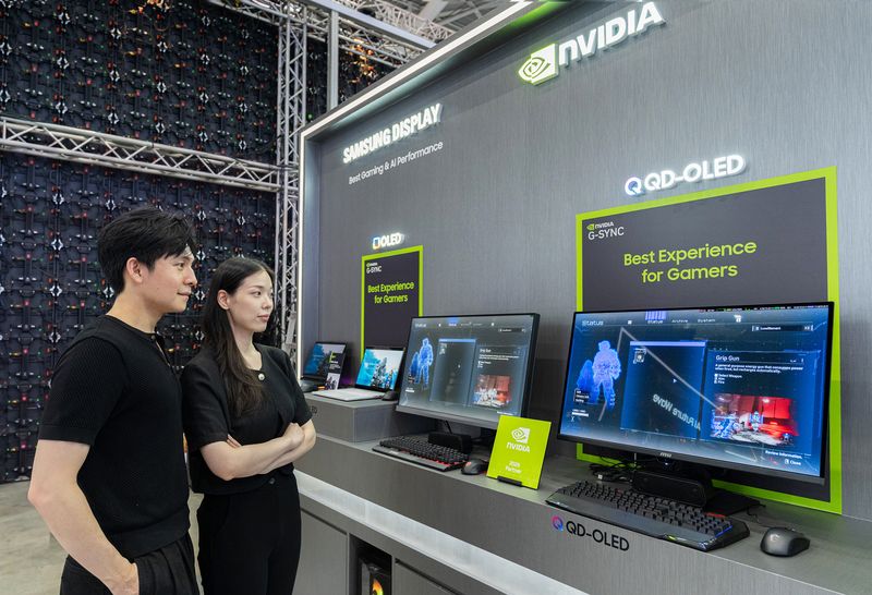 관람객이 삼성디스플레이 부스에서 엔비디아 최신 GPU에 최적화된 OLED, QD-OLED 화질을 체험하고 있다. 삼성디스플레이 제공