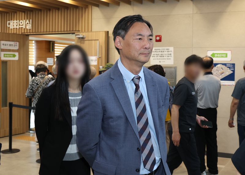 '李 소년범 주장' 모스 탄, 출국정지 취소소송