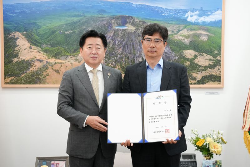 김상용 신임 제주지방노동위원회 위원장(오른쪽)이 2일 제주도청에서 오영훈 제주도지사로부터 임명장을 받은 뒤 기념촬영을 하고 있다. 김 위원장은 고용노동부에서 28년간 노동행정을 맡아온 제주 출신 노동정책 전문가다. /사진=제주특별자치도 제공