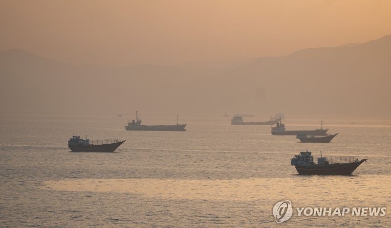 오만에서 바라본 호르무즈해협 (출처=연합뉴스)