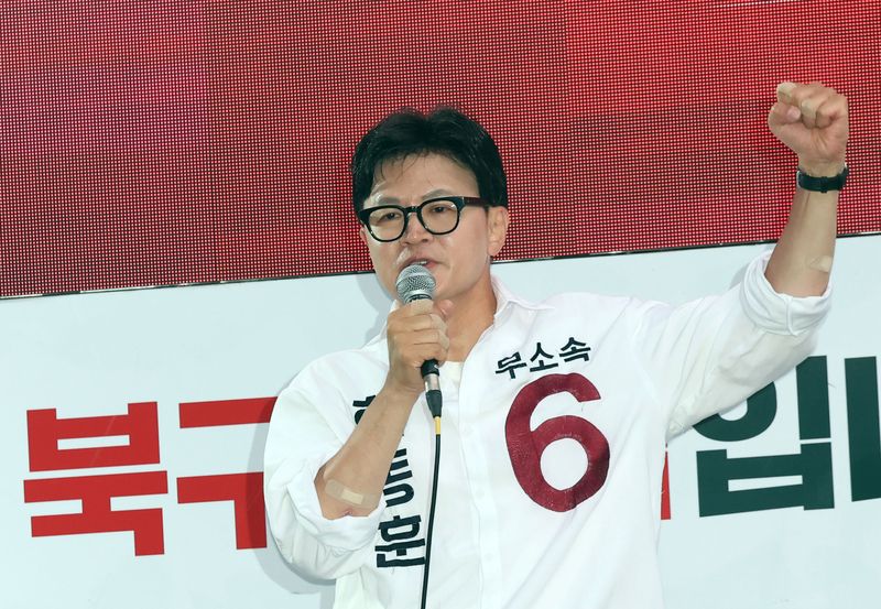 부산 북구갑 국회의원 보궐선거에 출마한 한동훈 무소속 후보가 2일 부산 북구 구포시장 앞에서 마지막 유세를 펼치고 있다. 뉴시스