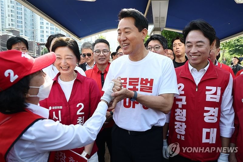 선거운동원과 악수하는 오세훈 후보 (출처=연합뉴스)