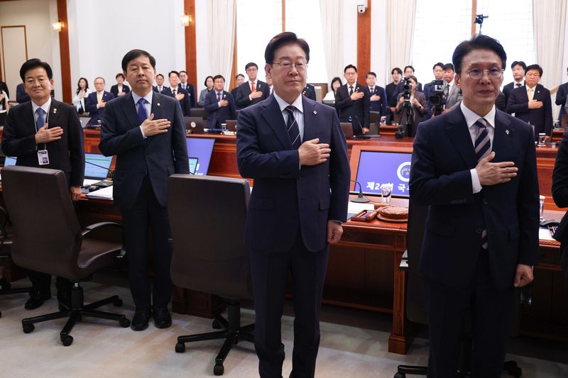 이재명 대통령이 2일 청와대에서 열린 국무회의 겸 비상경제점검회의에서 국민의례를 하고 있다. (청와대통신사진기자단) 2026.6.2 ⓒ 뉴스1 허경 기자