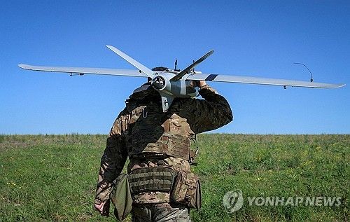 정찰용 드론을 운반하는 우크라이나 병사 (출처=연합뉴스)