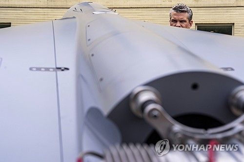 드론 살펴보는 피트 헤그세스 미국 국방장관 (출처=연합뉴스)