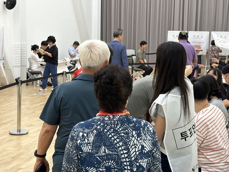 3일 오전 강원 춘천 퇴계동행정복지센터에 마련된 투표소에서 시민들이 선거사무원 안내에 따라 차례대로 입장해 투표를 위해 신분 확인을 하고 있다.2026.6.3 한귀섭 기자