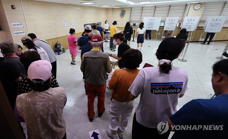 '투표하러 왔어요'…북적이는 투표소 (출처=연합뉴스)