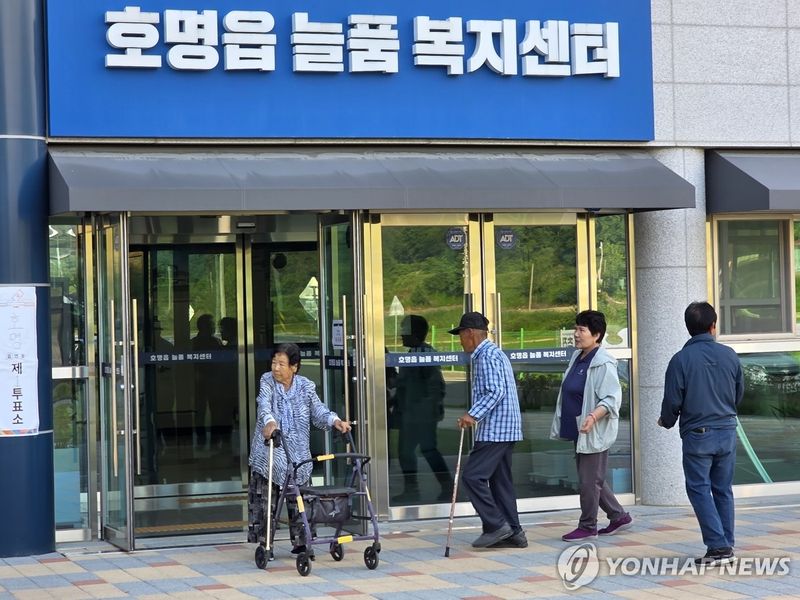 투표하러 온 예천군 유권자들 (출처=연합뉴스)