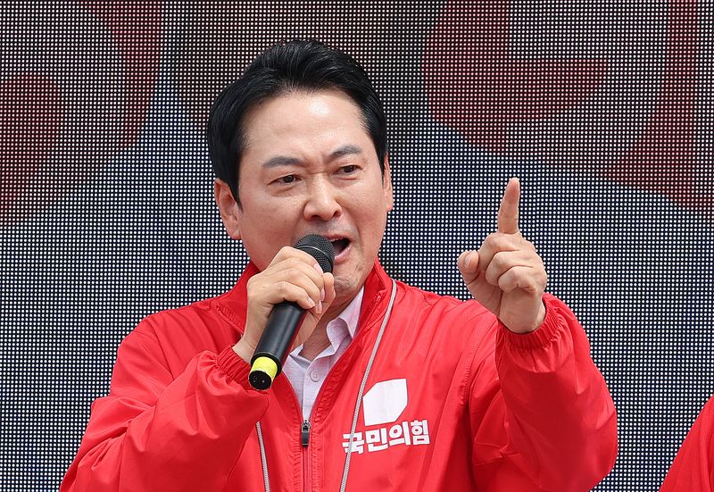 장동혁 국민의힘 대표가 2일 충남 청양군 청양재래시장을 찾아 윤용근 충남 공주시부여군청양군 국회의원 후보, 김홍열 청양군수 후보 지지를 호소하고 있다. 2026.6.2 ⓒ 뉴스1 신웅수 기자