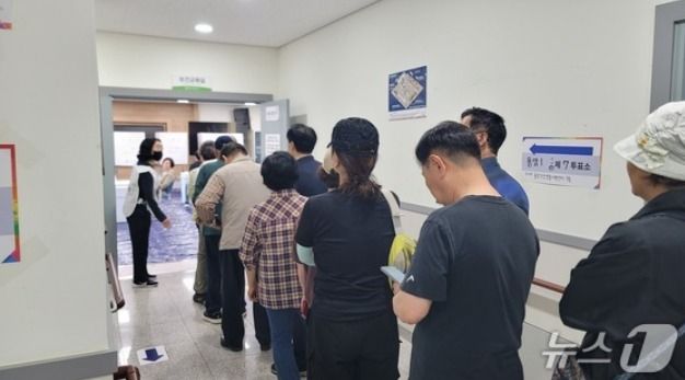 3일 오전 6시 충북 청주시 상당구 용암1동 제7투표소인 용암건강생활지원센터에 유권자들의 발길이 이어지고 있다.2026.6.3./뉴스1