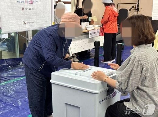 부산 부산진구의 한 아파트 경로당에 마련된 투표소에서 80대 어르신이 투표를 하는 모습 2026.6.3 ⓒ 뉴스1 홍윤 기자