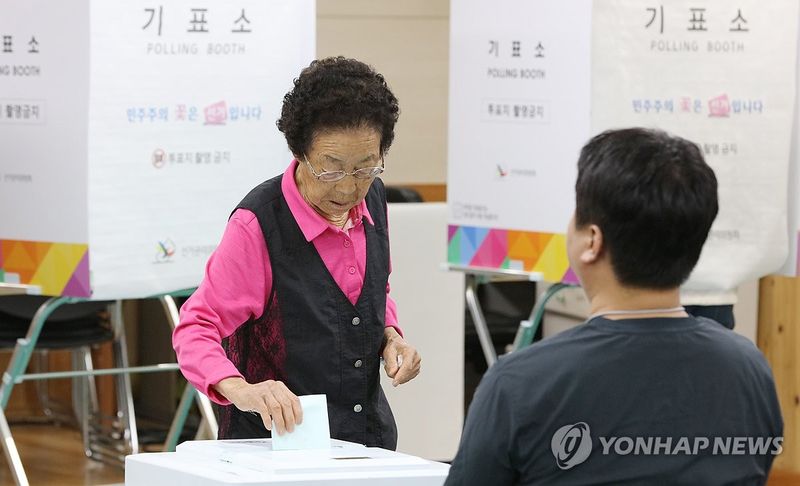 한 표 행사하는 96세 할머니 (출처=연합뉴스)
