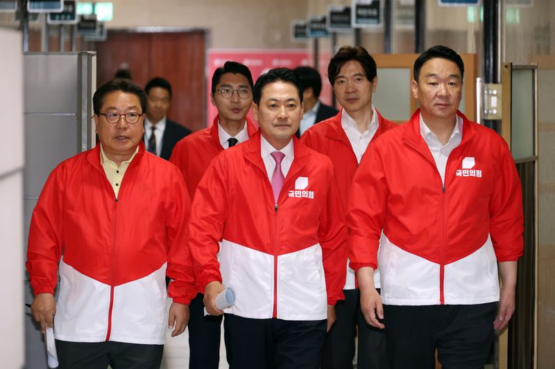 장동혁 국민의힘 상임선거대책위원장이 3일 서울 여의도 국회에서 열린 중앙선거대책위원회의에 참석하고 있다. 뉴시스