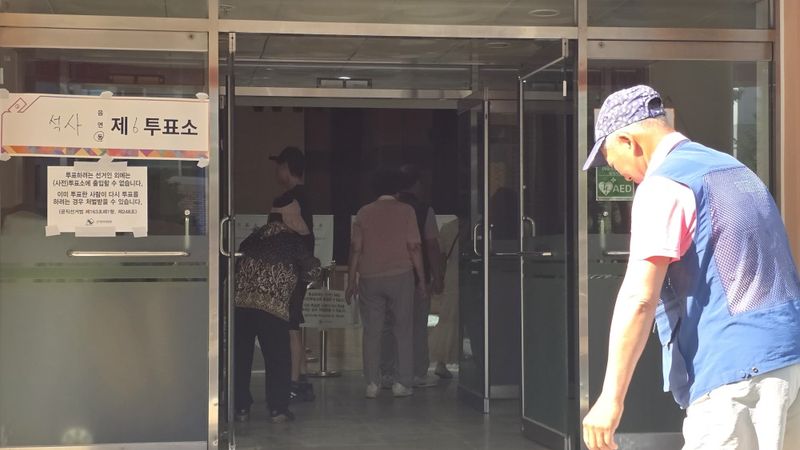 3일 오전 6·3 지방선거를 맞아 춘천시 석사동 제6투표소에 주민들이 소중한 한 표를 행사하기 위해 들어서고 있다. 사진=김기섭 기자