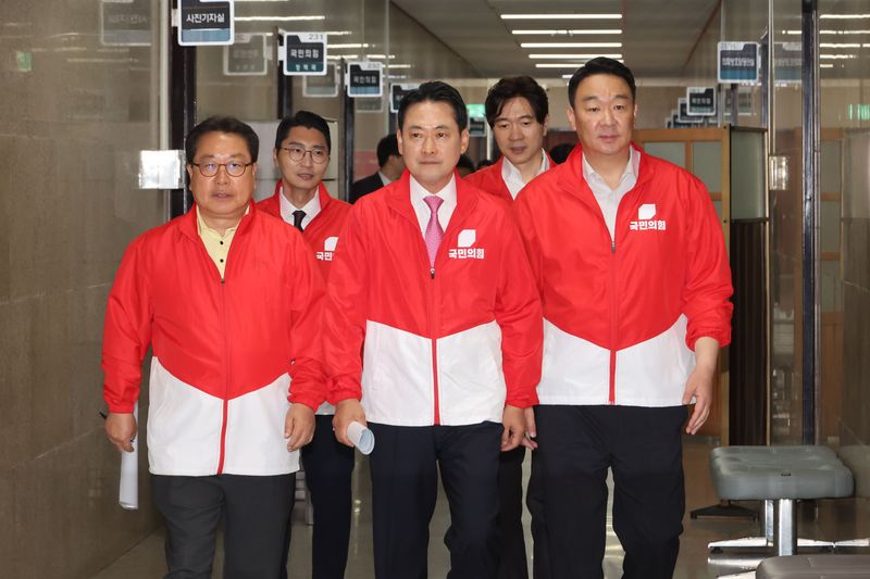 장동혁 국민의힘 상임선거대책위원장이 3일 서울 여의도 국회에서 열린 중앙선거대책위원회의에 참석하고 있다. 사진=박범준 기자