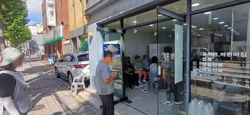3일 오전 부산 서구 동대신2동의 한 한복 가게에 마련된 동대신제2동 제1투표소에 시민이 투표를 위해 기다리고 있다. 백창훈 기자