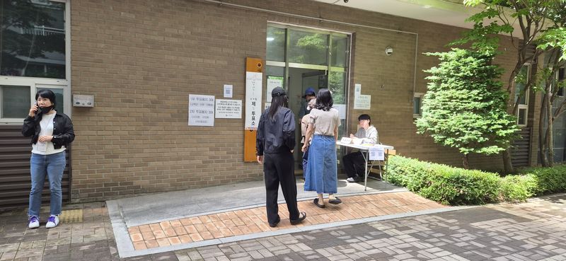 제9회 전국동시지방선거 및 국회의원 재·보궐 선거 시작된 3일 오전 대구시 달서구 상인화성파크드림 1단지 경로당에 마련된 상인1동 제5투표소를 찾은 유권자들이 한 표를 행사하기 위해 대기하고 있다. 김장욱 기자