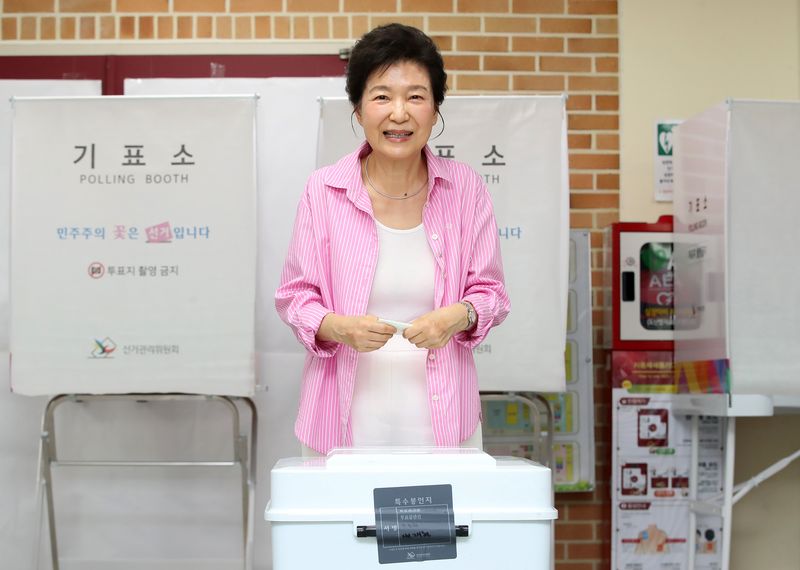 박근혜 전 대통령이 3일 오전 대구시 달성군 비슬초교에 마련된 유가읍 3투표소를 찾아 투표하고 있다. 뉴스1