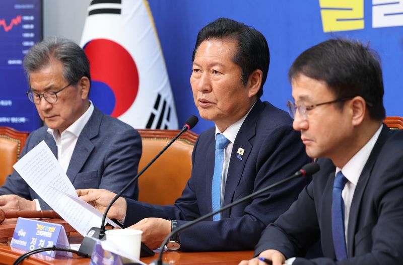 정청래 더불어민주당 대표 겸 총괄상임선대위원장이 3일 오전 서울 여의도 국회에서 열린 중앙선거대책위원회의에서 모두발언하고 있다. 뉴시스