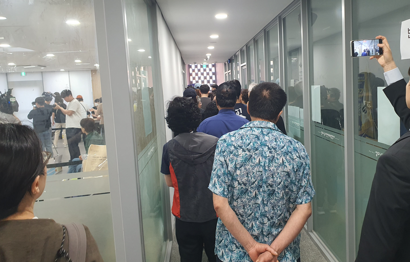 6·3 지방선거 및 국회의원 재·보궐선거 본투표일인 3일 오전 서울 동작구 상도4동주민센터에 마련된 상도제4동 제5투표소에서 유권자들이 신분 확인을 위해 줄을 서고 있다. 사진=최승한 기자