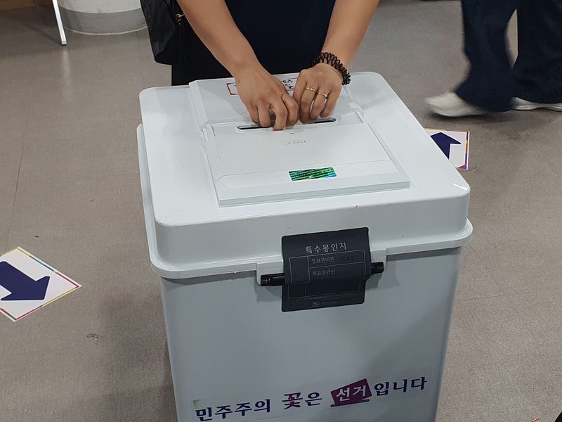 상도제4동 제5투표소에서 한 유권자가 투표함에 투표지를 넣고 있다. 사진=최승한 기자