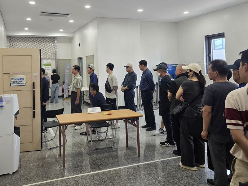 제9회 전국동시지방선거 본 투표일인 3일 서울 종로구에 마련된 투표소에서 유권자들이 대기하고 있다. 사진=서지윤 기자