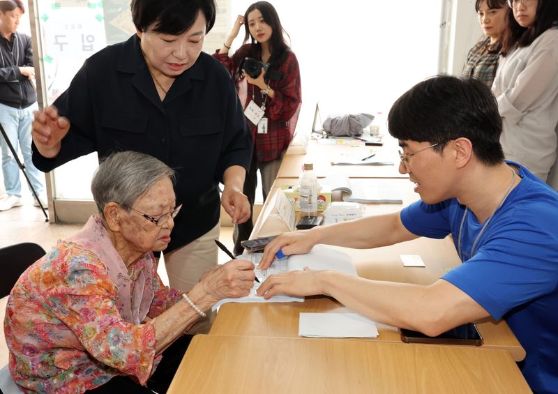 제9회 전국동시지방선거일인 3일 광주 동구 계림1동 2투표소에서 110세 김정자 어르신이 투표지를 받기 전 성명을 쓰고 있다. 2026.6.3 ⓒ 뉴스1 박지현 기자