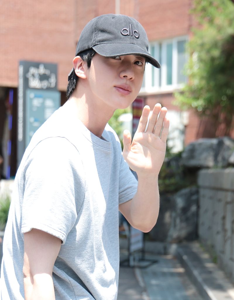 제9전국동시지방선거 및 국회의원 재·보궐선거일인 3일 서울 용산구 중부기술교육원에 마련된 한남동 제3투표소를 찾은 방탄소년단(BTS) 진이 소중한 한 표를 행사한 뒤 이동하고 있다. 뉴스1