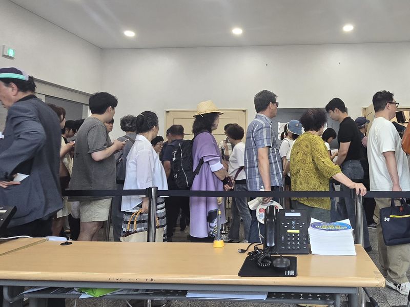 제9회 전국동시지방선거 본투표일인 3일 서울 종로구의 종로 1·2·3·4가동주민센터 투표장을 찾은 유권자들이 대기하고 있다. 사진=서지윤 기자