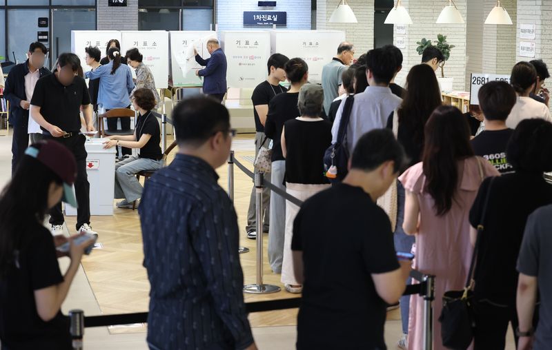 최진석 기자 = 제9회 전국동시지방선거 선거일인 3일 서울 강남구보건소에 차려진 삼성2동 제2투표소에서 유권자들이 투표를 위해 줄지어 대기하고 있다. 뉴시스