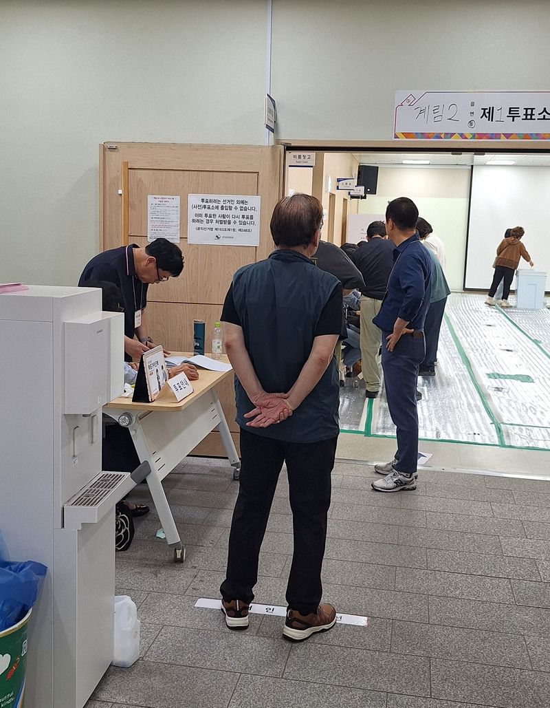 제9회 전국동시지방선거 본투표 날인 3일 광주광역시 동구 계림2동 행정복지센터 3층에 마련된 계림2동 제1투표소에서 시민들이 소중한 한 표를 행사하고 있다. 황태종 기자