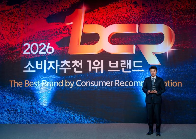 최요한 보람그룹 상무가 지난달 28일 서울 중구 더플라자호텔에서 열린 ‘2026 소비자추천 1위 브랜드’ 시상식에서 상조서비스 부문 1위를 수상한 뒤 기념 촬영을 하고 있다. 보람그룹 제공