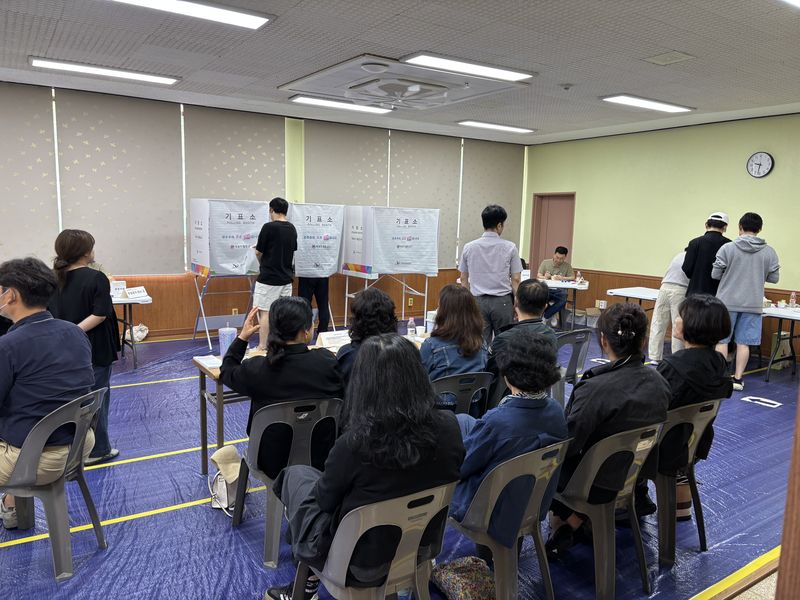 3일 오전 울산 남구 옥동 제6 투표소 모습. 주민들이 투표를 하고 있고 그 뒤쪽에는 참관인들이 투표 과정을 세심하게 살펴보고 있다. 이곳은 울산 남구갑 국회의원 보궐선거를 함께 실시하고 있다. 사진=최수상 기자