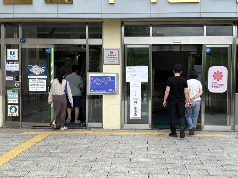 제9회 전국동시지방선거가 실시된 3일 오전 울산 남구 가족문화센터 1층에 마련된 옥동 제6 투표소에 유권자들이 투표를 위해 들어가고 있다. 사진=최수상 기자