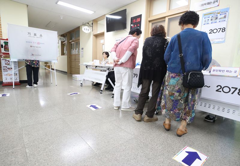 제9회 전국동시지방선거일인 3일 오전 대구 달성군 비슬초등학교에 마련된 유가읍 제3투표소를 찾은 유권자들이 투표하고 있다. 뉴스1