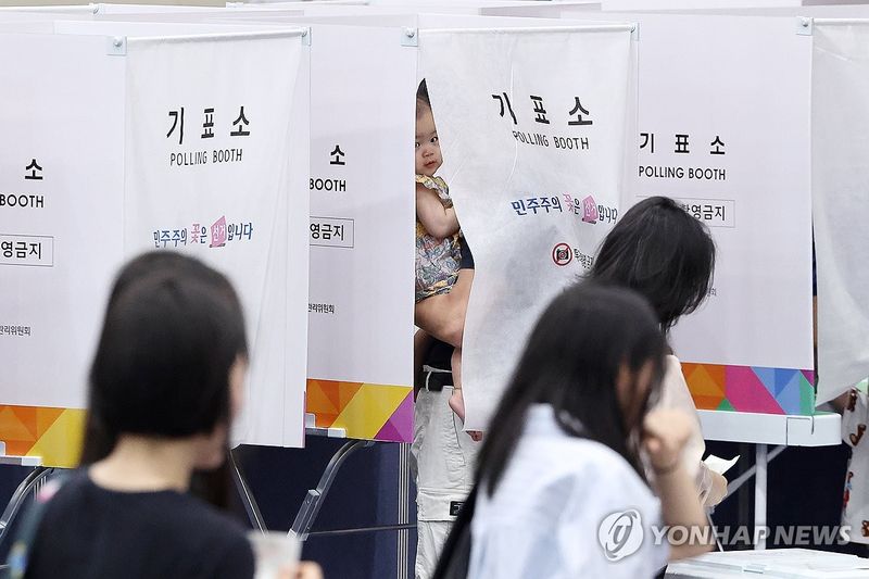 ‘어른들 투표 하실 거죠?’ (출처=연합뉴스)