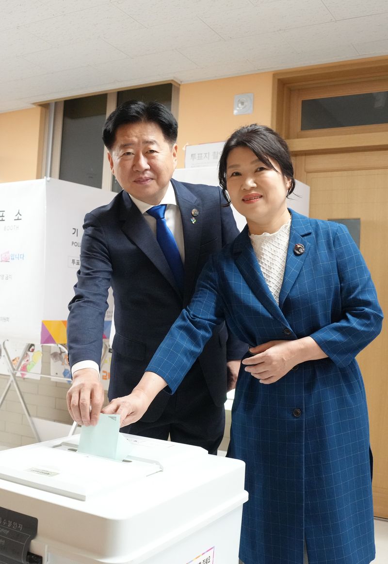 오영훈 제주특별자치도지사와 부인 박선희씨가 3일 오전 제주시 아라초등학교에 마련된 투표소에서 제9회 전국동시지방선거 투표를 하고 있다. 오 지사는 투표를 마친 뒤 도민들의 적극적인 투표 참여를 당부했다. /사진=제주특별자치도 제공