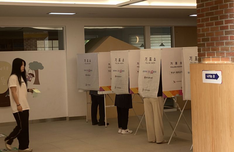 3일 제주시 이도초등학교 이도2동 제5투표소 기표소에서 유권자들이 한 표를 행사하고 있다. 제주도선관위는 투표용지마다 한 명의 후보자에게만 기표해야 하며 기표 뒤 투표용지는 교환·재교부가 불가능하다고 안내했다. /사진=정용복 기자