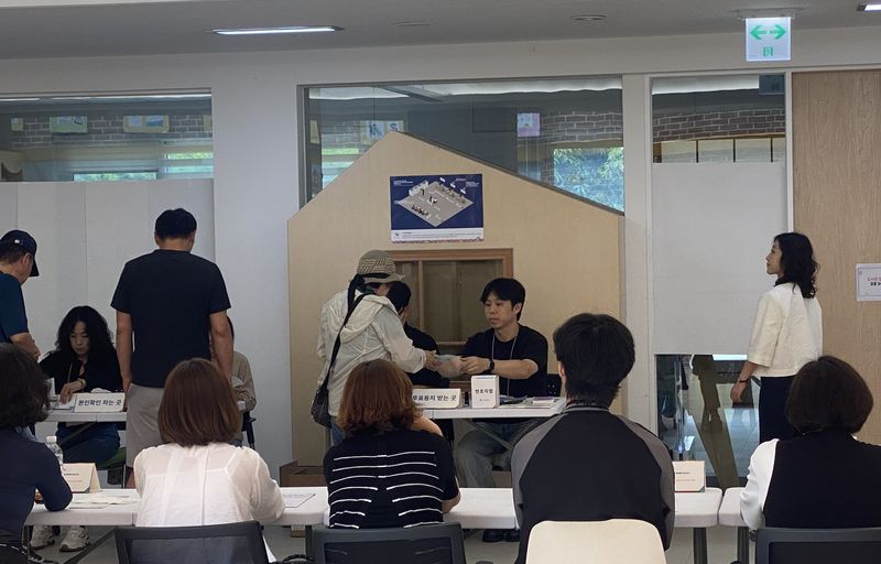 3일 제주시 이도초등학교 이도2동 제5투표소에서 유권자들이 본인 확인을 거쳐 투표용지를 받고 있다. 지방선거는 투표용지가 여러 장인 만큼 유권자는 선거 종류와 기표 방식을 확인해야 한다. /사진=정용복 기자