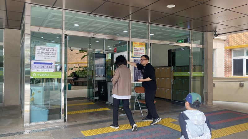 3일 오전 제주시 이도초등학교 이도2동 제5투표소에서 선거 사무원이 유권자에게 투표소 동선을 안내하고 있다. 제9회 전국동시지방선거 선거일 투표는 주민등록지 관할 지정 투표소에서만 가능하다. /사진=정용복 기자