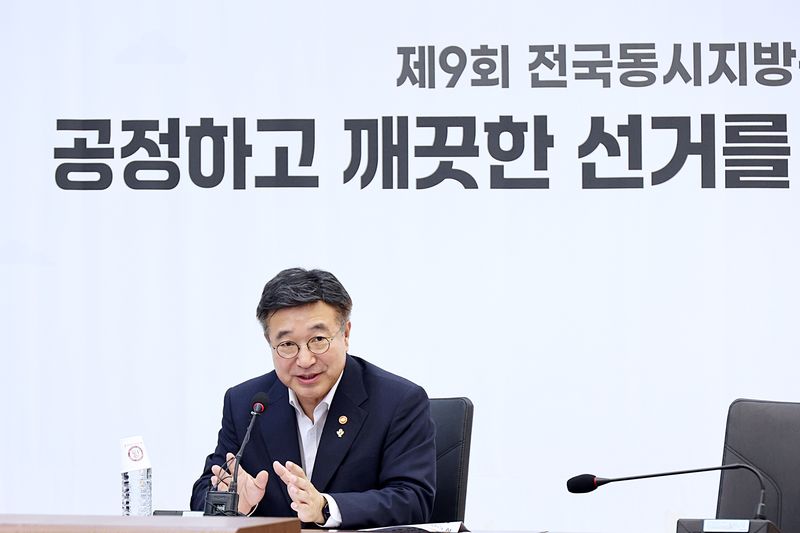 윤호중 행정안전부 장관이 3일 오전 정부세종청사 중앙동에 마련된 제9회 전국동시지방선거 투 · 개표지원상황실을 방문해 지방선거 진행 상황 등을 점검하고 있다. 행정안전부 제공