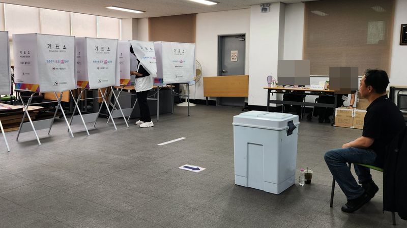3일 전북 전주시 효자5동 주민센터에 마련된 투표소 모습. /사진=강인 기자