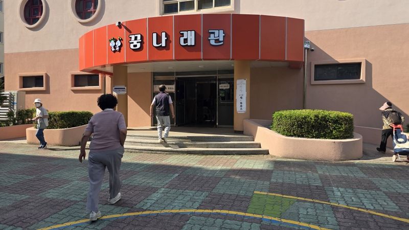 춘천시 석사동 봄내초등학교에 설치된 투표소에 유권자들의 발길이 이어지고 있다. 사진=김기섭