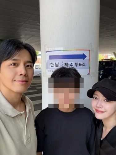 뮤지컬 배우 손준호(왼쪽), 김소현 가족 (출처=연합뉴스)