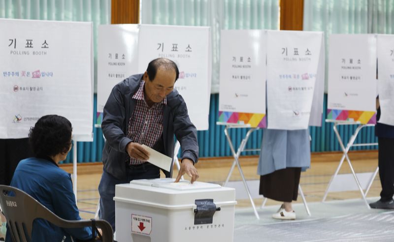 제9회 전국동시지방선거일인 3일 광주 광산구 운남동 제3 투표소인 운남중 체육관에서 한 시민이 한 표를 행사하고 있다. 2026.6.3 ⓒ 뉴스1 김태성 기자