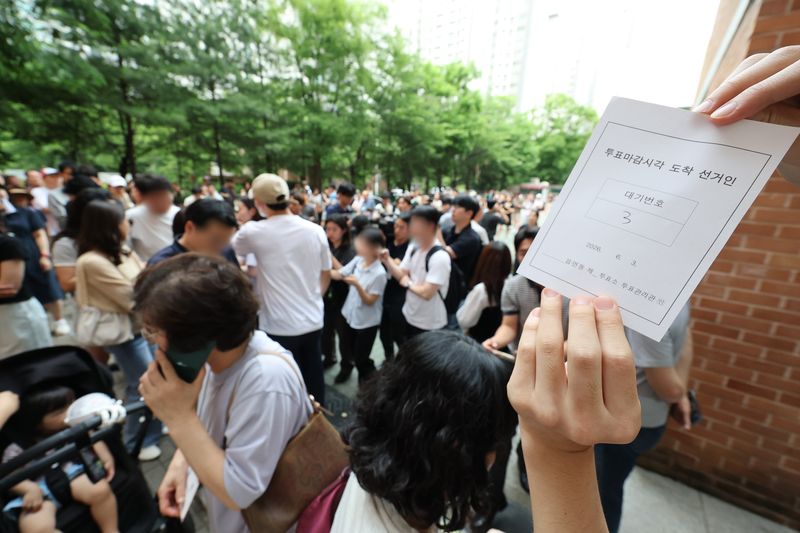 6·3 지방선거 본투표일인 3일 오후 서울 송파구 잠실 2동 제6투표소에서 투표용지 부족으로 투표하러 온 주민들이 대기하고 있다.
