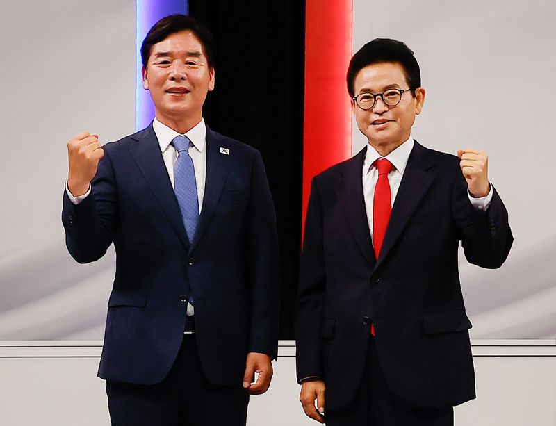 오중기 더불어민주당 후보(왼쪽)와 이철우 국민의힘 후보가 지난 5월 27일 오후 KBS 대구 스튜디오에서 열린 제9회 전국동시지방선거 경북지사 후보자 토론회 시작에 앞서 포즈를 취하고 있다. 뉴스1